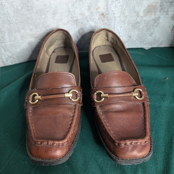 Liz Claiborne New York Ladies Leather Miggy Loafers with gold accents 9.5 - Picture 2 of 13